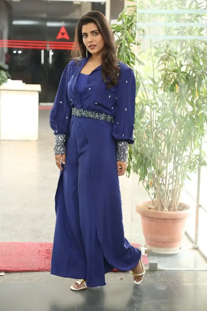 TELUGU ACTRESS AISHWARYA RAJESH BLUE DRESS AT FARHANA MOVIE PRESS MEET 9